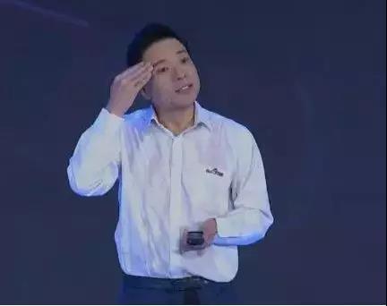 李彦宏在百度AI大会上演讲，突然被人泼冷水？